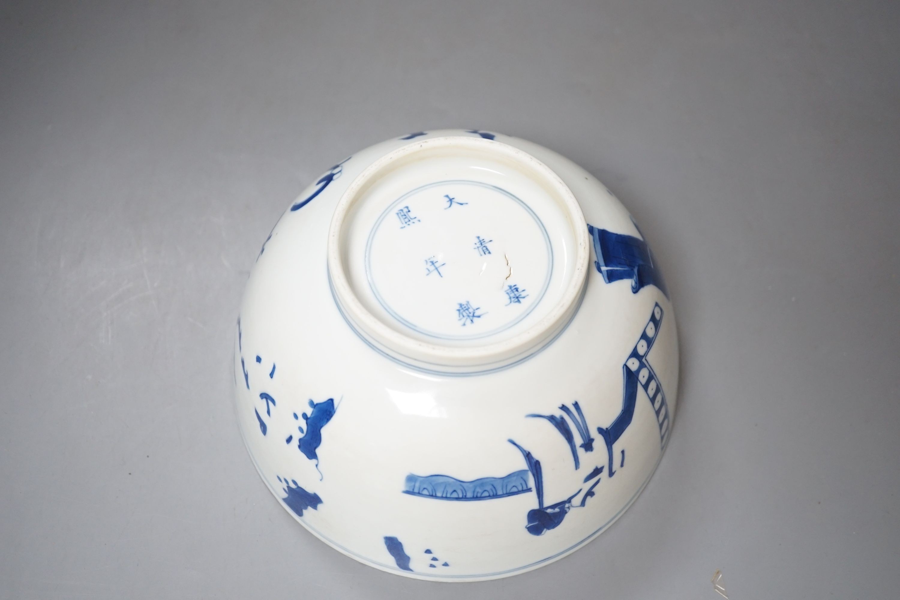A Chinese blue and white bowl, diameter 16.5cm
